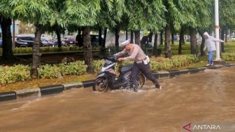 Banjir, Polisi Lakukan Rekayasa Lalu Lintas di Jakarta Barat