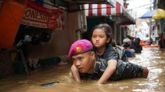 Jabodetabek Dikepung Banjir, Pasukan Marinir AL Dikerahkan Evakuasi Warga