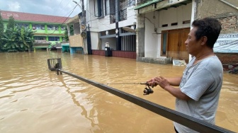 Ogah Pusing Jakarta Banjir, Bapak-bapak di Pejaten Asyik Mancing: Dapat Lele Dumbo!