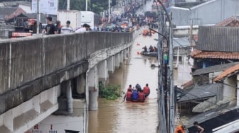 Flyover Cililitan-Kalibata Lumpuh Gegara Terendam Banjir, Pengendara Sibuk Nonton