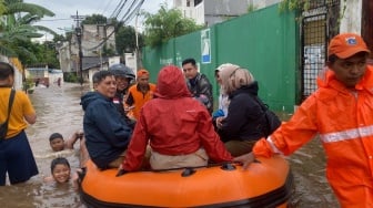 Banjir Petogogan Deras, Warga Tuntun Motor, Pegawai Kelurahan Pulang Naik Perahu Karet