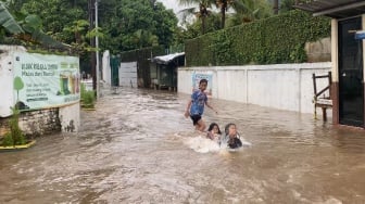 Banjir Jadi Wahana Hiburan Dadakan Bocah Jakarta: Enakan Berenang di Sini, Gratis