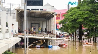 Suasana Kawasan Mega Mall Bekasi yang terendam banjir di Kota Bekasi, Jawa Barat, Selasa (4/3/2025). [Suara.com/Alfian Winanto]