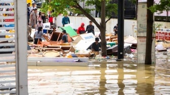 Suasana Kawasan Mega Mall Bekasi yang terendam banjir di Kota Bekasi, Jawa Barat, Selasa (4/3/2025). [Suara.com/Alfian Winanto]