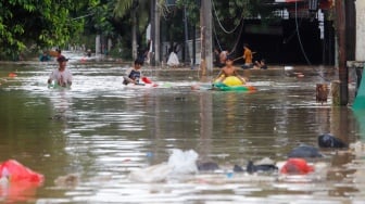 Beredar Video Warga Diduga Jebol Tembok Perumahan Galaxy saat Banjir Bekasi, Tuai Pro Kontra