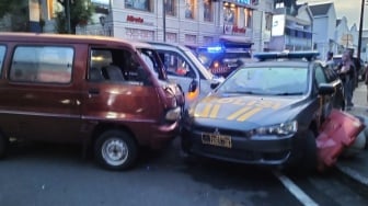 Terobos Larangan Masuk, Mobil Carry Picu Kecelakaan Lalu Lintas dan Tabrak Mobil Polisi di Jogja