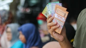 Warga menukarkan uang di Layanan Mobil Kas Keliling Bank Indonesia di Kompleks Masjid Al-Azhar, Jakarta, Rabu (5/3/2025). [Suara.com/Alfian Winanto]