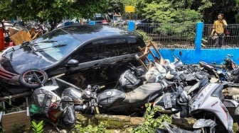 Bak Barang Rongsokan! Potret Motor dan Mobil yang Penuh Lumpur Pasca Banjir Bekasi