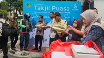 Tradisi Bagi Takjil: Momen Gotong Royong dalam Kebaikan di Bulan Ramadan