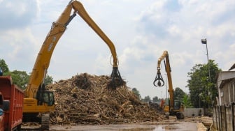 DLH DKI Jakarta Angkut 2000 Ton Sampah Pasca Banjir