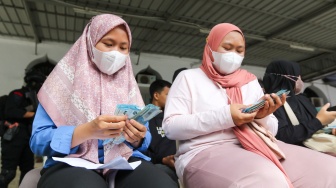 Warga menukarkan uang di Layanan Mobil Kas Keliling Bank Indonesia di Kompleks Masjid Al-Azhar, Jakarta, Rabu (5/3/2025). [Suara.com/Alfian Winanto]