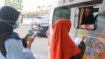 Warga menukarkan uang di Layanan Mobil Kas Keliling Bank Indonesia di Kompleks Masjid Al-Azhar, Jakarta, Rabu (5/3/2025). [Suara.com/Alfian Winanto]