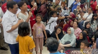 Momen Haru: Gubernur DKI Pramono Anung Berdialog dan Bernyanyi Bersama Anak-anak Korban Banjir