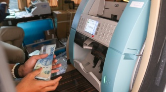 Warga menukarkan uang di Layanan Mobil Kas Keliling Bank Indonesia di Kompleks Masjid Al-Azhar, Jakarta, Rabu (5/3/2025). [Suara.com/Alfian Winanto]