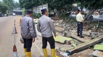 Viral Warga Bekasi Bobol Beton Pembatas Saat Banjir, Ini Kata Polisi