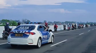 Masih Terisolasi Banjir, Ratusan Pemotor Asal Bekasi Dikawal Polisi Melintasi Jalan Tol Cibitung-Jakarta