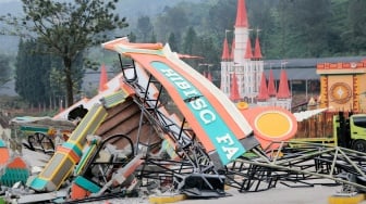 Suasana bangunan yang telah dibongkar di tempat wisata Hibisc Fantasy Puncak, Kabupaten Bogor, Jawa Barat, Kamis (6/3/2025). [ANTARA FOTO/Lintang/Arf/nz]