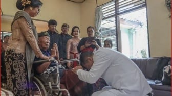 Kidung Ayah yang Duduk di Kursi Roda Iringi Sungkem Guru Pandu yang Sukses Jadi Wakil Bupati