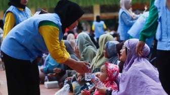 Panitia membagikan makanan takjil yang disediakan di Masjid Istiqlal, Jakarta, Kamis (6/3/2025). [Suara.com/Alfian Winanto]