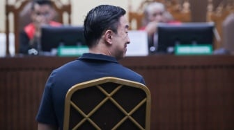 Menteri Perdagangan periode 2015-206 Thomas Trikasih Lembong atau Tom Lembong saat menjalani sidang dakwaan di Pengadilan Tindak Pidana Korupsi (Tipikor), Jakarta, Kamis (6/3/2025). [Suara.com/Alfian Winanto]
