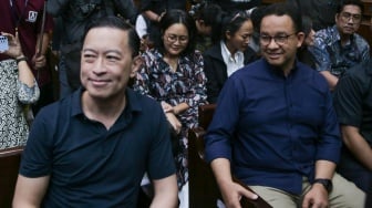 Drama Sidang Impor Gula: Anies Baswedan Hadir, Beri Support Tom Lembong dan Istri