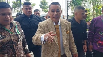 Antar Istri Berobat ke Singapura, Hotman Paris Sempat-sempatnya Sentil Utang Warung Firdaus Oiwobo