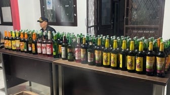 Razia Sejumlah Depot Jamu, Satpol PP Cianjur Sita 167 Botol Minuman Keras Berbagai Merek