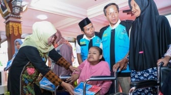 Ajak Masyarakat Berbagi Saat Ramadan, Gubernur Khofifah Serahkan Santunan 200 Anak Yatim, Bansos PKH Plus,  dan ASPD