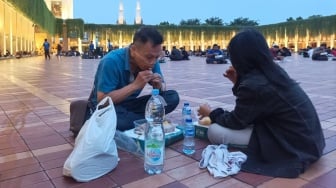 Umat Islam bersiap menyantap makanan takjil yang disediakan di Masjid Istiqlal, Jakarta, Kamis (6/3/2025). [Suara.com/Alfian Winanto]