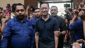 Menteri Perdagangan periode 2015-206 Thomas Trikasih Lembong atau Tom Lembong saat menjalani sidang dakwaan di Pengadilan Tindak Pidana Korupsi (Tipikor), Jakarta, Kamis (6/3/2025). [Suara.com/Alfian Winanto]
