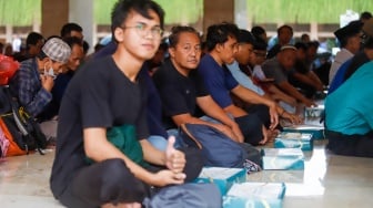 Panitia membagikan makanan takjil yang disediakan di Masjid Istiqlal, Jakarta, Kamis (6/3/2025). [Suara.com/Alfian Winanto]