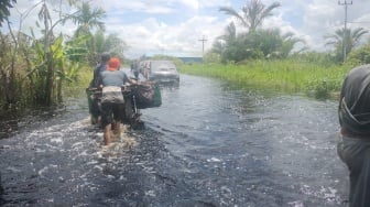 Hujan Deras Sebabkan Genangan 60 Cm di Jalan Trans Kalimantan, Kendaraan Terjebak Macet Sepanjang 7 Kilometer