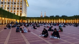 Umat Islam bersiap menyantap makanan takjil yang disediakan di Masjid Istiqlal, Jakarta, Kamis (6/3/2025). [Suara.com/Alfian Winanto]