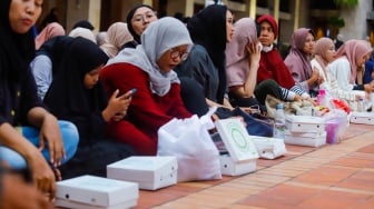 Panitia membagikan makanan takjil yang disediakan di Masjid Istiqlal, Jakarta, Kamis (6/3/2025). [Suara.com/Alfian Winanto]