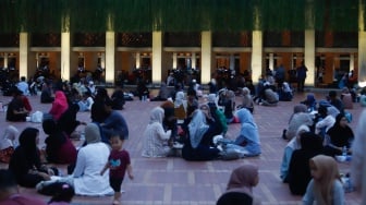 Umat Islam bersiap menyantap makanan takjil yang disediakan di Masjid Istiqlal, Jakarta, Kamis (6/3/2025). [Suara.com/Alfian Winanto]