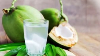 Benarkah Minum Air Kelapa Saat Berbuka Puasa Cegah Dehidrasi? Ini Fakta dan Manfaatnya!