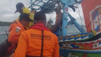 Kapal Mati Mesin, Enam Nelayan Dievakuasi Basarnas dari Pulau Pamujaan Serang