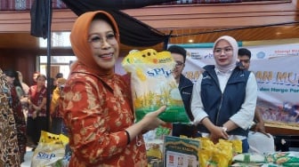 Kemensos Gelar Bazar Ramadan, Istri Gus Ipul: Beras Bulog di Sini Dijual Rp12 Ribu, Lebih Murah!