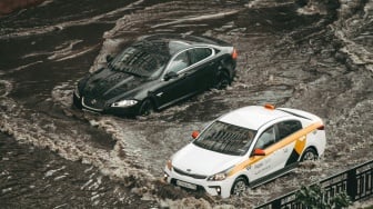 Mobil Terendam Banjir? Jangan Panik, Ini Panduan Lengkap untuk Menyelamatkan Kendaraan Anda