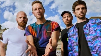 Gratis! Warga Ini Nonton Konser Coldplay dari Bukit, Chris Martin Sampai Heran