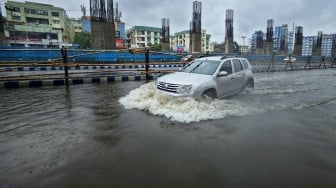 8 Hal yang Harus Dilakukan Jika Mobil Terendam Banjir di Bekasi, Cepat-cepat Lepas Aki!