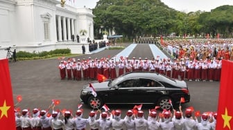 Sekretaris Jenderal (Sekjen) Partai Komunis Vietnam (PKV) To Lam melambaikan tangan dari dalam mobil saat tiba di Istana Kepresidenan Jakarta, Jakarta, Senin (10/3/2025). [ANTARA FOTO/Aditya Pradana Putra/sgd/tom].