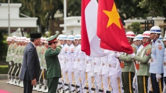 Menteri Pertahanan RI Sjafrie Sjamsoeddin (kiri) bersama Menteri Pertahanan Vietnam Phan Van Giang (kanan) memberikan hormat saat memeriksa pasukan di Gedung Kementerian Pertahanan, Jakarta, Senin (10/3/2025). [Suara.com/Alfian Winanto]