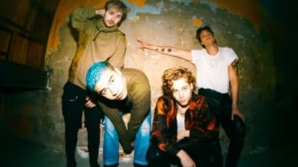 Kisah Pilu LDR di Lagu 5SOS Close as Strangers: Saat Cinta Perlahan Menjauh