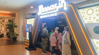 Pengunjung saat mencoba simulasi manasik haji di arena Manasik Xperience, Kuningan City, Jakarta, Senin (10/3/2025). [Suara.com/Alfian Winanto]