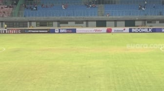 Persija Dipecundangi Arema, Carlos Pena: Rumput Stadion Patriot Buruk!