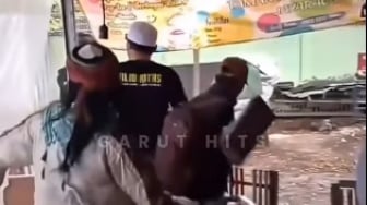 Viral Razia Rumah Makan Sambil Gebrak Meja di Garut, Guru Besar UIN Ingatkan Peran Ormas Cuma...