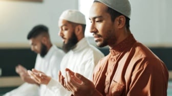 Bacaan Surat Pendek Shalat Tarawih 11 Rakaat Lengkap, Arab dan Terjemahan, Tak Hanya Al-Ikhlas