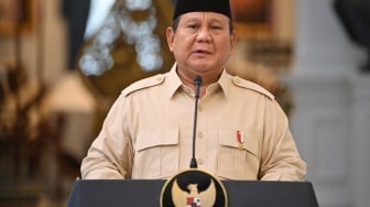 Presiden Prabowo Subianto menyampaikan keterangan terkait pemberian tunjangan hari raya (THR) di Istana Merdeka, Jakarta, Senin (10/3/2025). [ANTARA FOTO/Aditya Pradana Putra/sgd/YU]