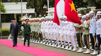 Menteri Pertahanan RI Sjafrie Sjamsoeddin (kiri) bersama Menteri Pertahanan Vietnam Phan Van Giang (kanan) berjalan untuk memeriksa pasukan di Gedung Kementerian Pertahanan, Jakarta, Senin (10/3/2025). [Suara.com/Alfian Winanto]